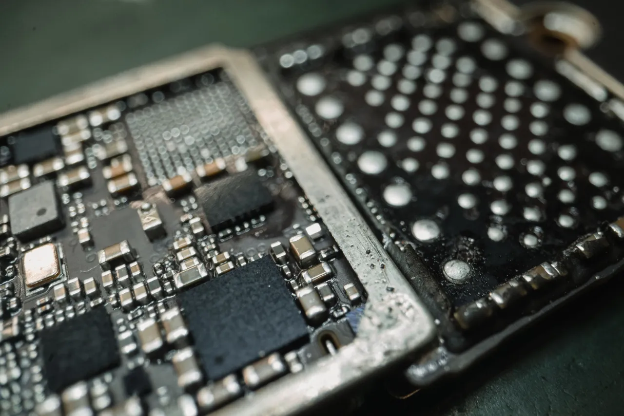 Corrosion and contamination on electronic circuit boards — AQOZA